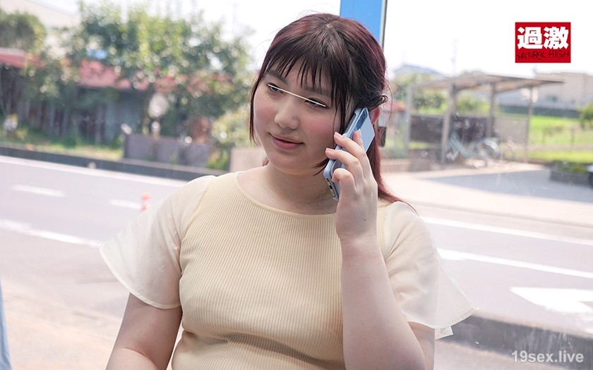 116NHDTB-88101 【悠悠24岁】NH魔镜 制服好看的变性妹挑战你猜阴茎年龄！被夹在双鸡巴之间真是太兴奋了！第一次串3P，屁眼大开，不断中出-视频截图-6