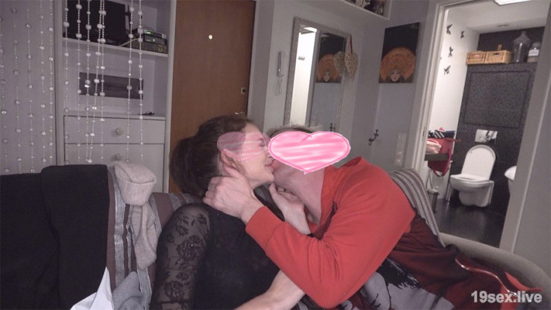 fc2-ppv 1269535 [没什么]我能够拍摄前所未有的戴绿帽视频。 .一部真正结婚的老公转机回家，让老公在隔壁房间等着，给老婆口交的纪录片。 【件-视频截图-4