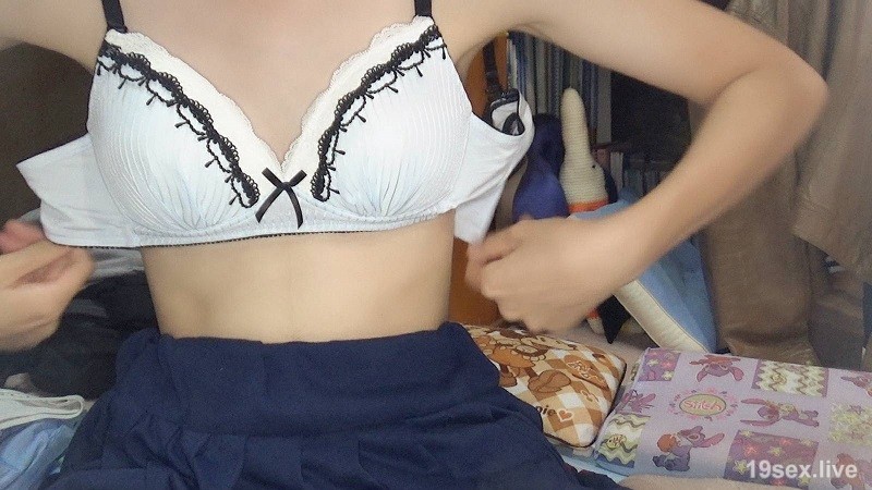 FC2-PPV 1353270 【单人射击㊹】县立K3处女阿美☆居家突击初体验！生矛射在嘴里 [有奖金]-视频截图-2