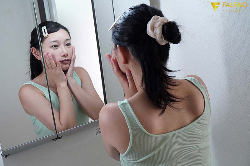 FSDSS-667 当我错过了末班电车，住在一个小女孩的家里时……三叶千春无法忍受不穿胸罩的无意识挑衅，一直做爱到早上。-视频截图-4