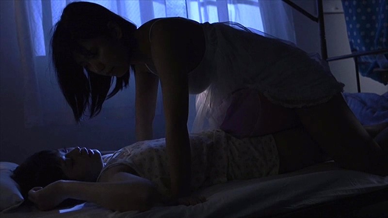 INDI-039 一位女导演在寄宿女子学校通过女同性恋行为唤醒性行为时，将她被禁止的青春期经历重现为成人视频-视频截图-4