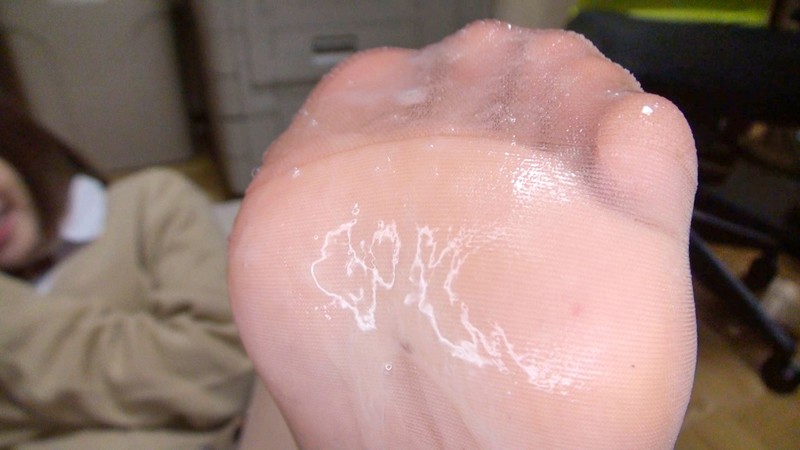 OKP-042 神级连裤袜玛丽莉香制服洛丽塔美少女美腿裹着生丝连裤袜从脚底到脚趾全副武装！面部坐姿、足交，有时在阴道射精期间对臀部进行颜射，随心所欲！享受发情期女性的变态训练高潮戏的恋物癖AV-视频截图-7