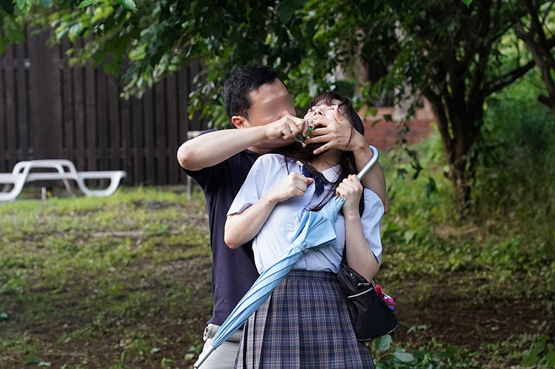 PIH-004 帮忙课外活动的善良正妹被春药灌满失去理智外泄射精户外！ ！-视频截图-1