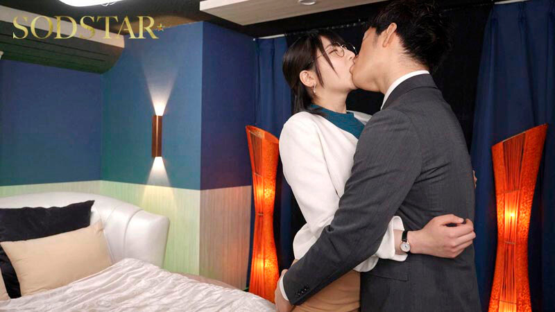 START-410 Natsume的经理始终能够用凉爽的光环嗅和踩踏。当我看着她时，事实证明她一团糟。她所有的工作都留给了我，但是下班后，她带我出去喝酒，甚至让我在家里做爱。一个非常善良的女性老板，夏天-视频截图-5