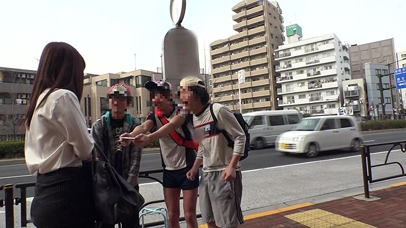 SW-334 顽皮的恶作剧升级到上班路上工作的姐姐们的成人身体！我在公交车上当着其他乘客的面干了！ ！-视频截图-8