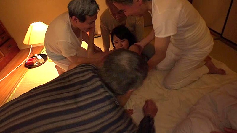 SW-342 “我是个老男人，所以我放松了警惕！”被街坊恶作剧的老男人偷看后，她们恢复了性欲，被串起来的年轻妻子们-视频截图-17