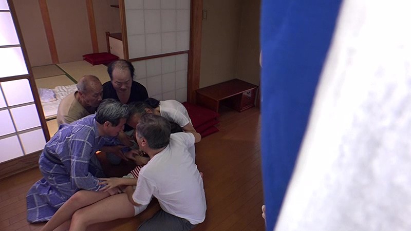 SW-342 “我是个老男人，所以我放松了警惕！”被街坊恶作剧的老男人偷看后，她们恢复了性欲，被串起来的年轻妻子们-视频截图-5