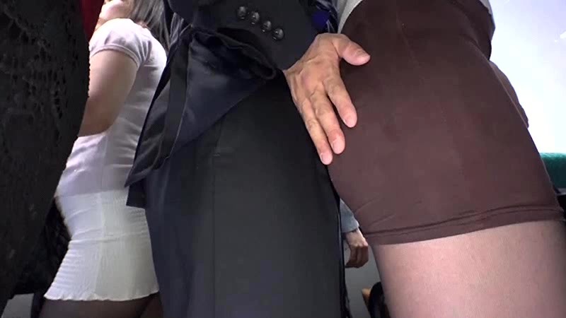 SW-440 通勤巴士上挤满了人，眼前还有许多穿​​着黑色连裤袜的上班族！难免兴奋，揉生肉棒的时候又缩回去了 7-视频截图-6