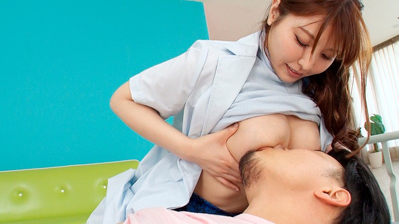 ARM-915 通过让她喝大量唾液来治疗心脏的接吻心理治疗师 Akari Niimura 博士的作品-视频截图-13