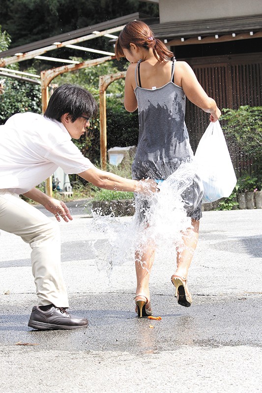 EVIZ-065 突然在户外，脱裤子和水颜射-视频截图-6