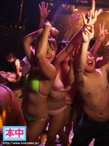 HNDS-037 比基尼之夜2015春药泡泡派对浸润！ ！隐藏在泡泡里即使在泡泡里也能以超危险的气势兴奋起来的辣妹！-视频截图-4