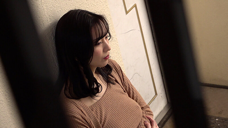 MDBK-305 我屈服于乳头和内裤镜头的诱惑，这些镜头从我借给邻居妻子的衬衫的缝隙中可见，他们在夫妻吵架后跑出了家门，并与分居的邻居发生了外遇通过一堵薄墙。-视频截图-1