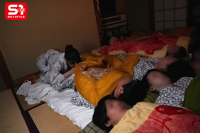 SONE-790 S1首次亮相一周年的Gravure Celebrity Kinmatsu Kiho终于为普通用户发布了！一个为期2天的粉丝欣赏节，共有20个人在混合浴温泉中与荡妇和Bukkake发生性关系-视频截图-5