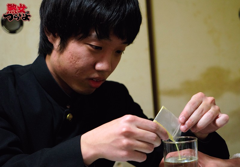 TRUM-016 真人真事再现NTR连续剧姑姑家为了考试来到东京当日无双外甥少年内托拉雷百濑百濑由里-视频截图-4